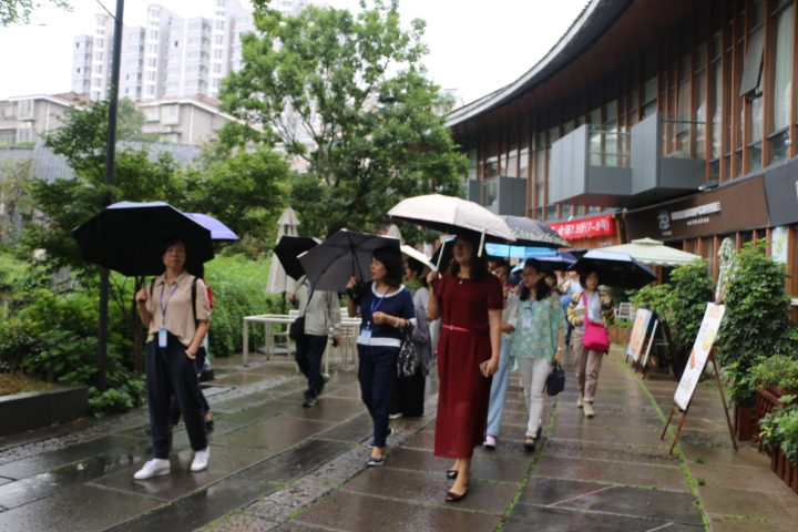 两岸教师参观老西门.jpg